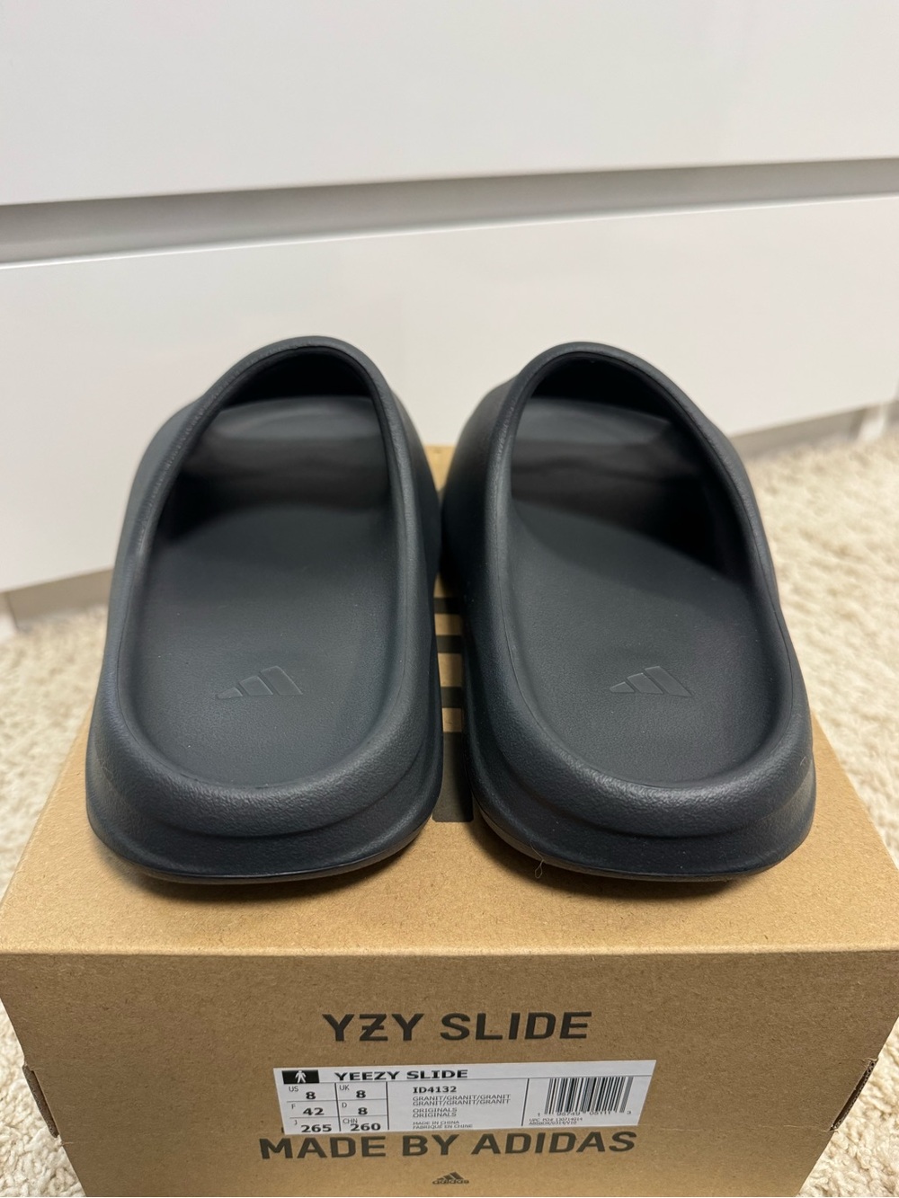 Yeezy Slides - Picture 2 of 4